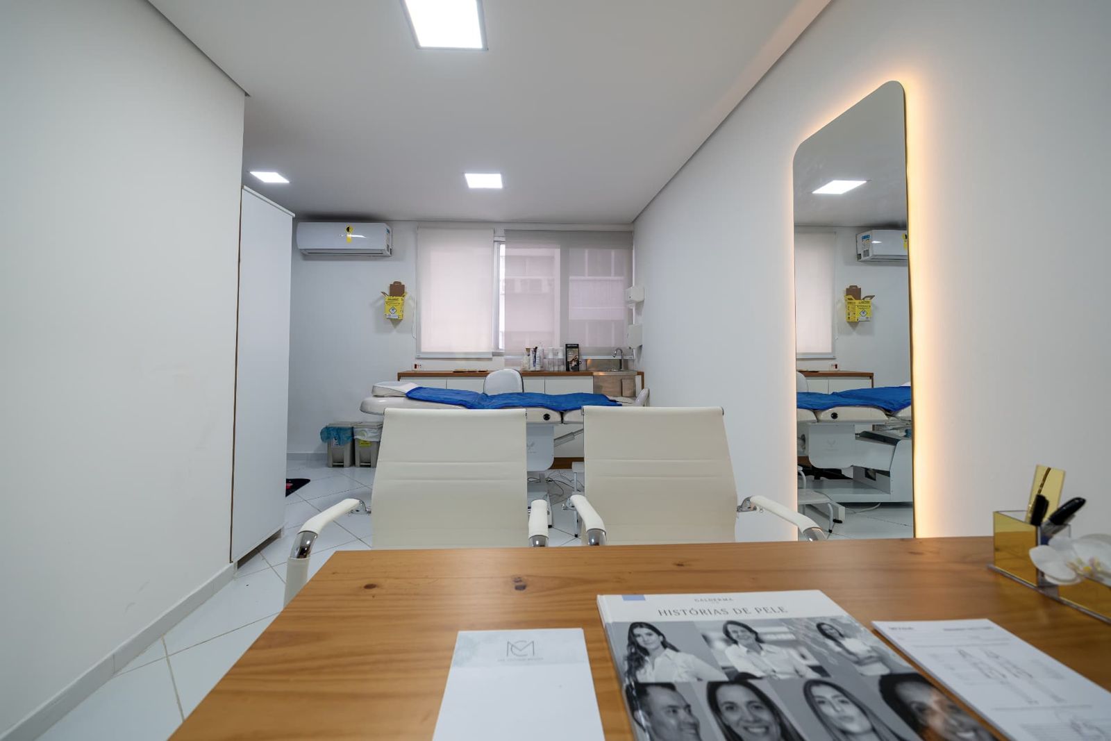 Sala de atendimento com mesa e espelho na unidade Vila Mariana