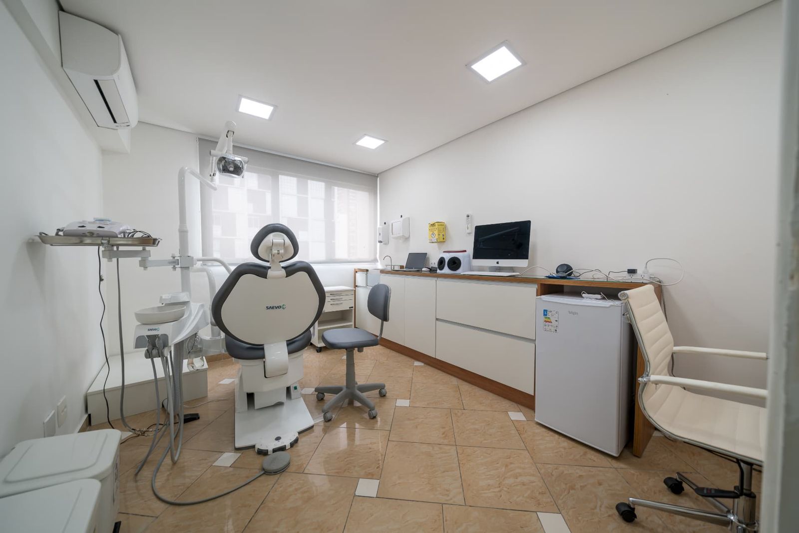 Consultório odontológico completo com cadeira, foco e bancada