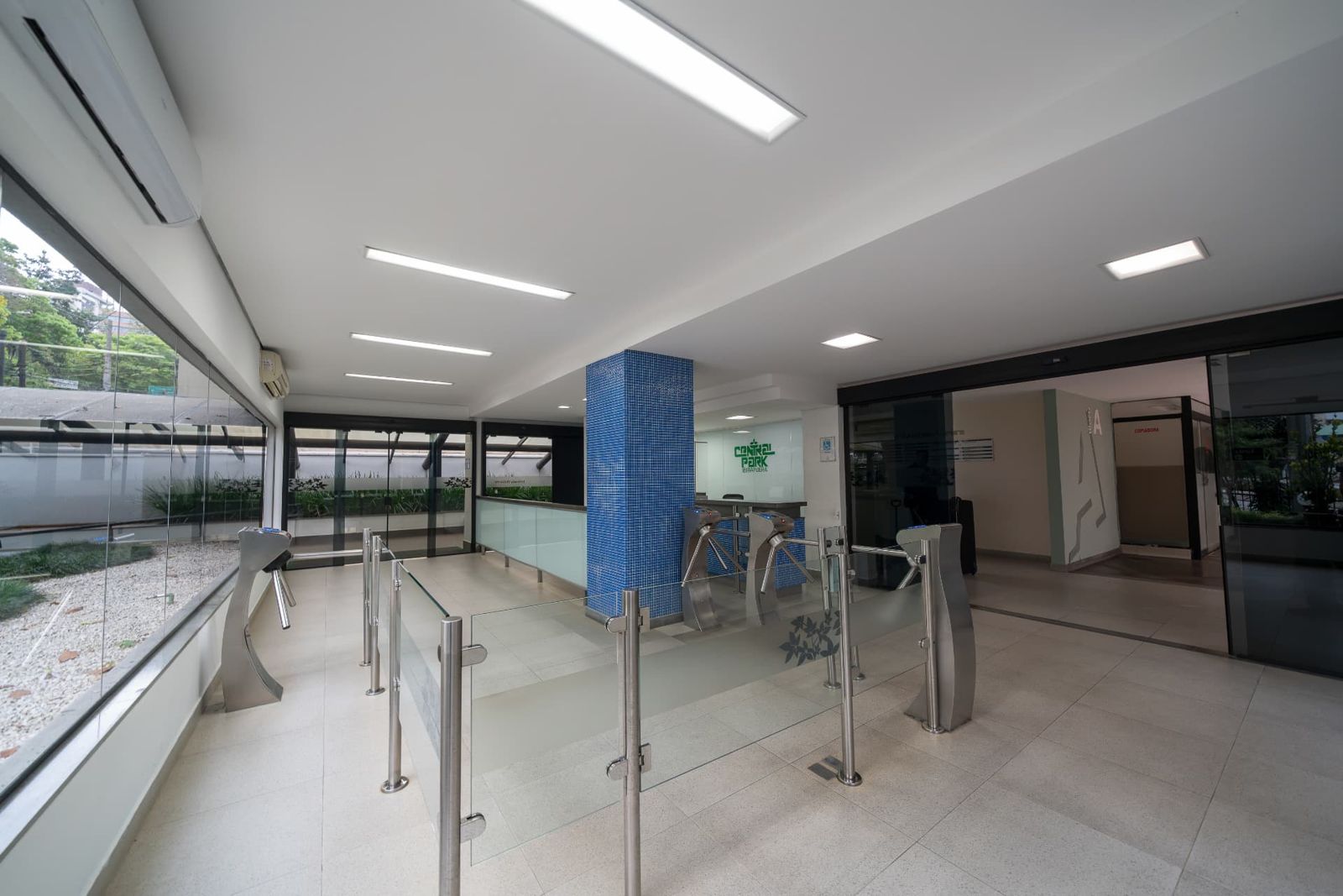 Hall de entrada do edifício com catracas e portaria