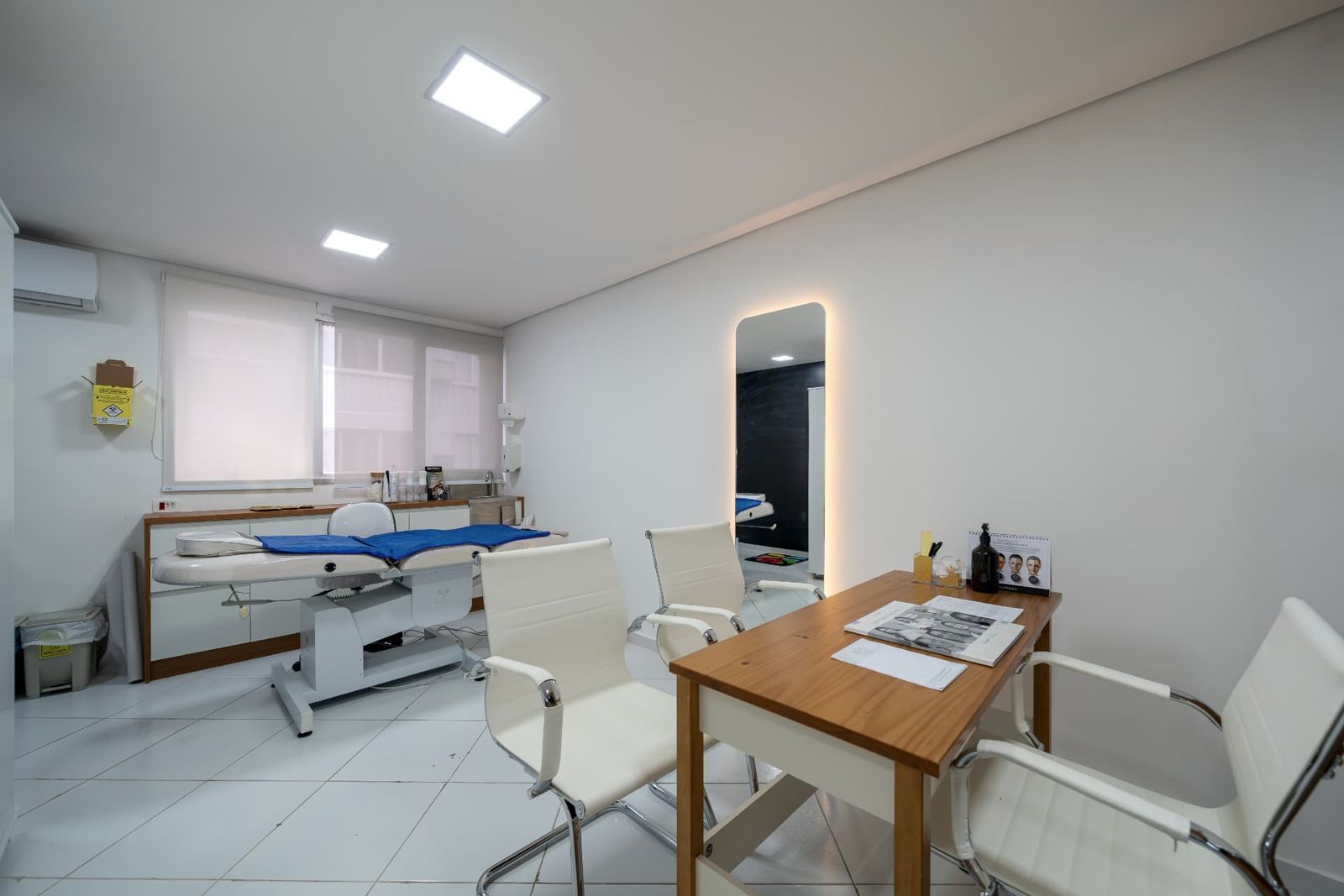 Consultório com maca de procedimentos na unidade Vila Mariana